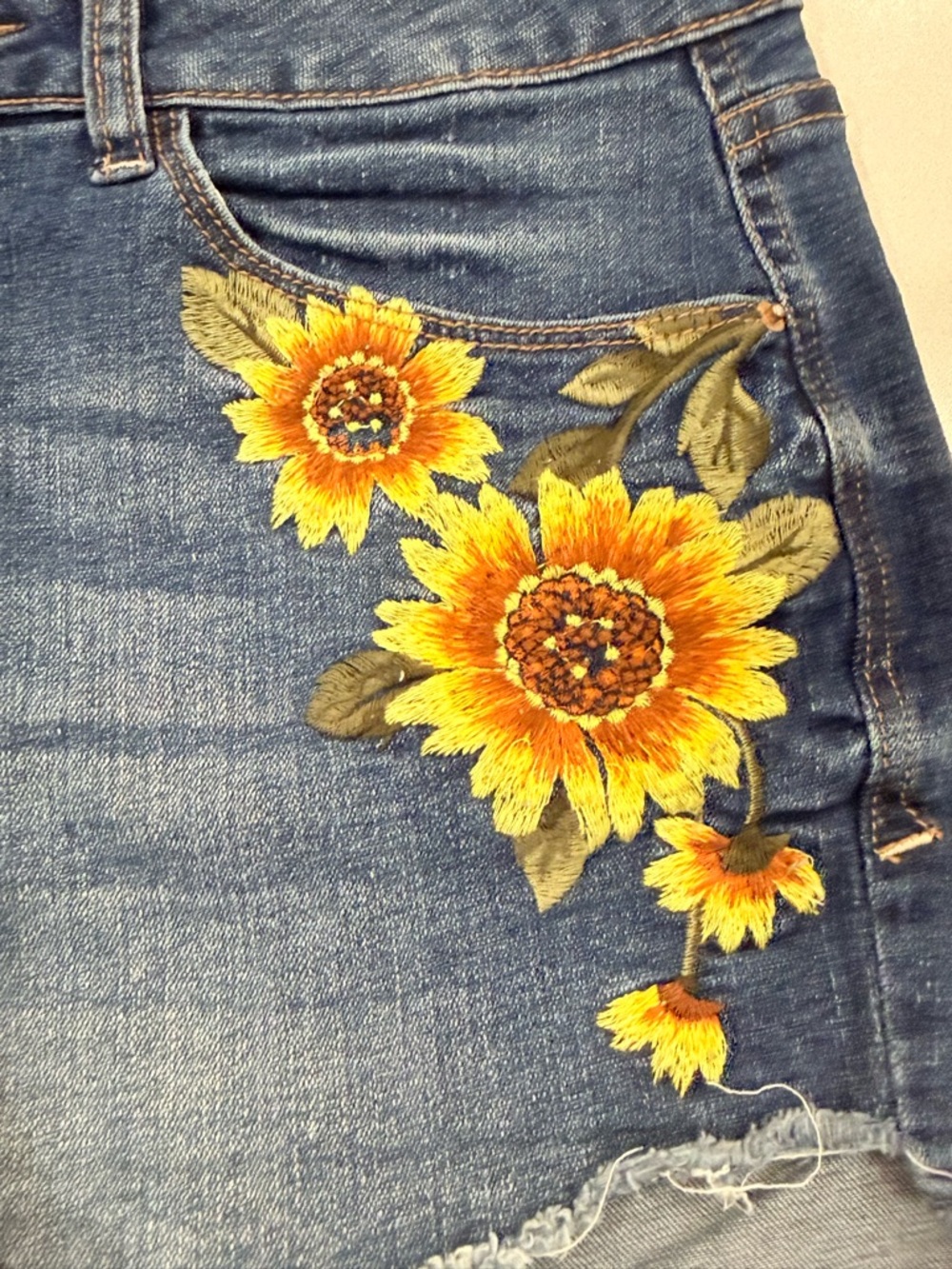 Kensie Denim Shorts Floral Embroidered Sunflower Raw Hem Size 6 28 - Picture 10 of 12